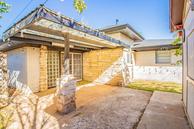 Building Photo - Spacious & Updated 4/2