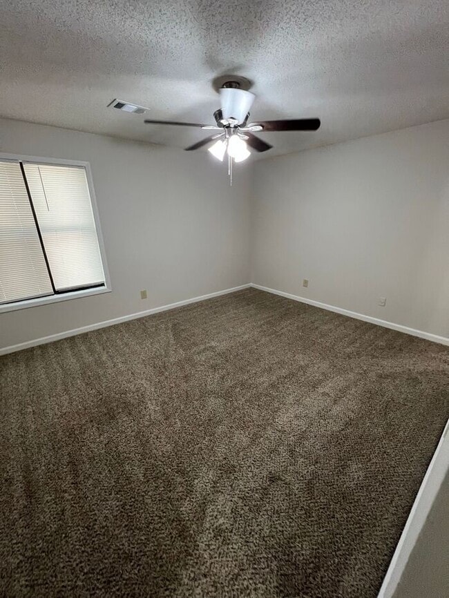 Building Photo - READY NOW! Top-Floor 2 Bedroom, 2 Bath Uni...