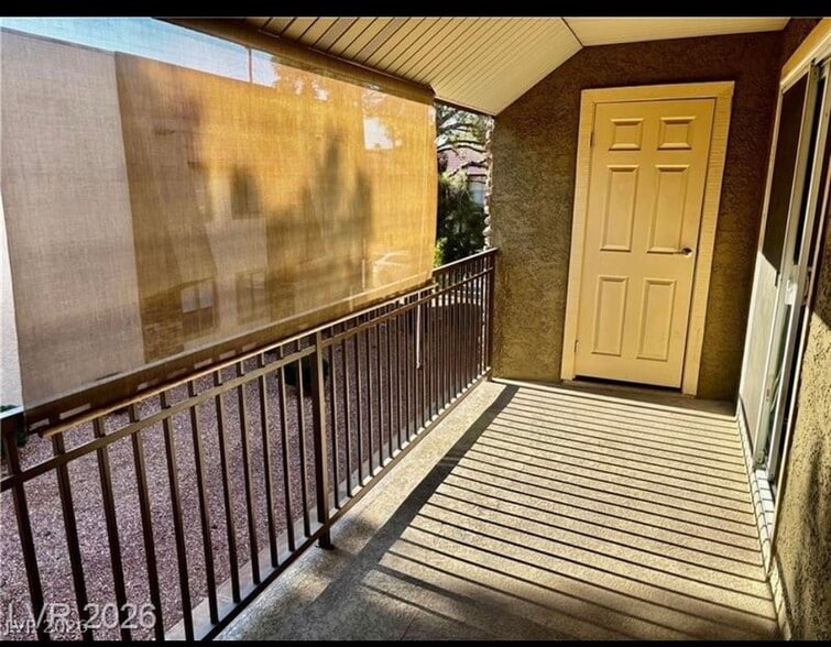 Building Photo - 5044 River Glen Dr