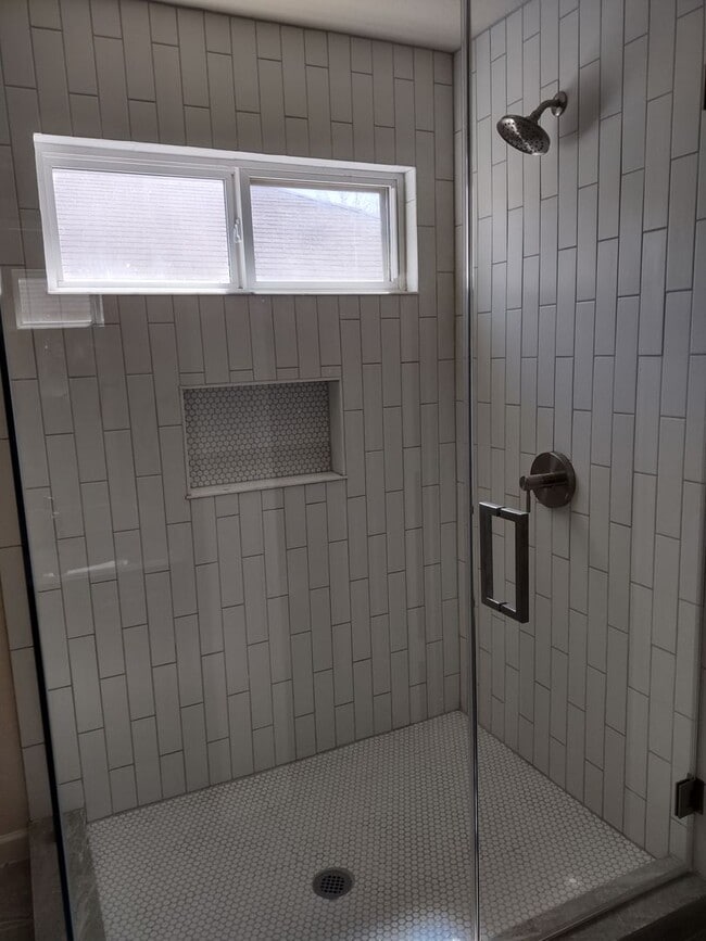 Building Photo - Stunning 5 bedroom 3 full bath home in the...