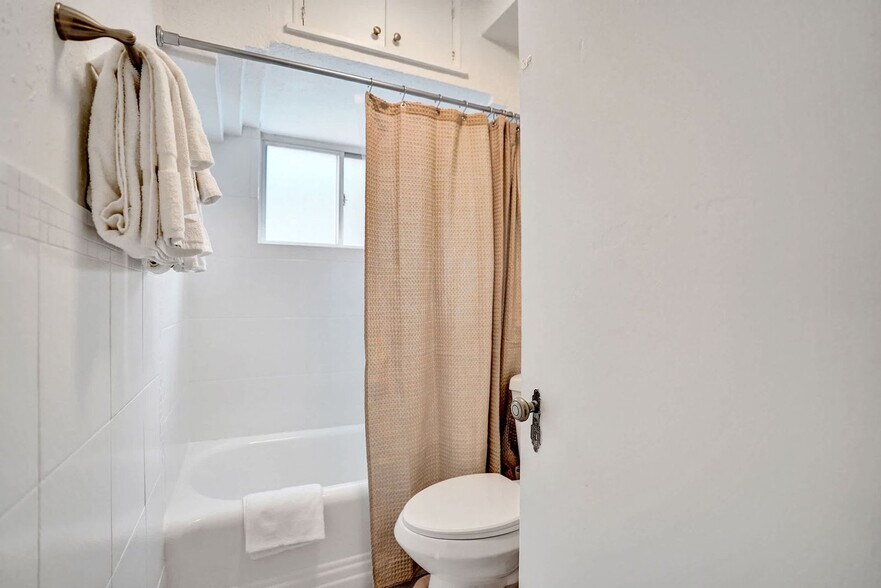 Building Photo - 101 Lucerne Ave