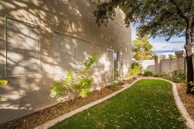 Building Photo - Silverado Courtyards Beauty