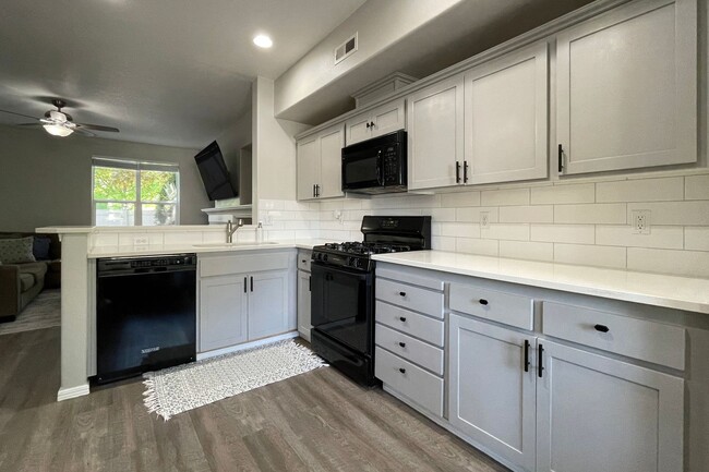 Building Photo - Stunning Forest Heights Home with Washer/D...