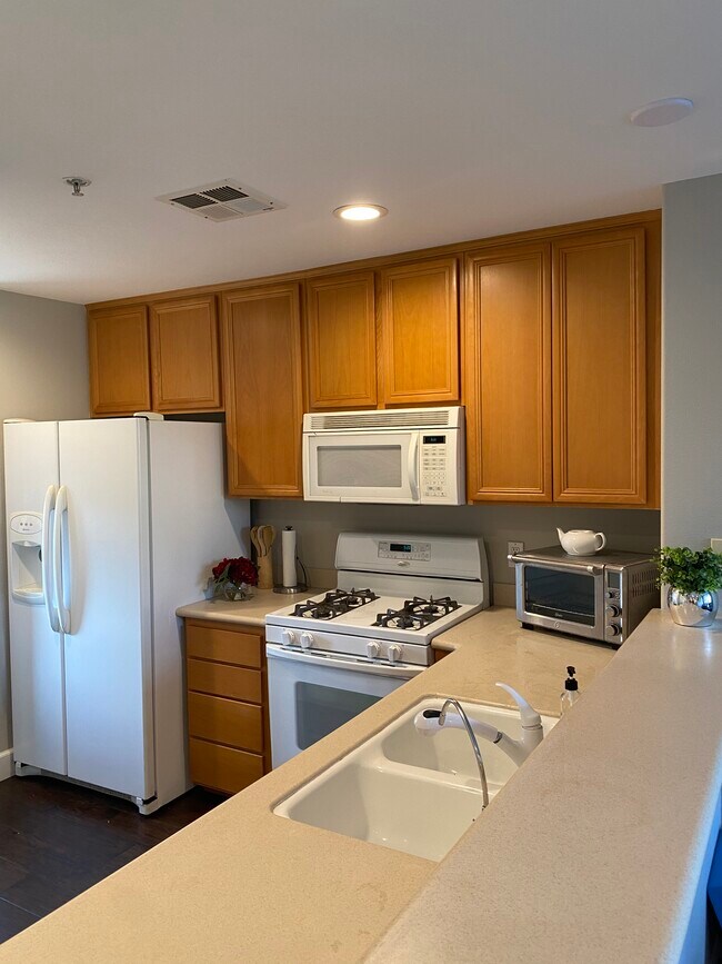 Kitchen (view 1) - 13075 Pacific Promenade