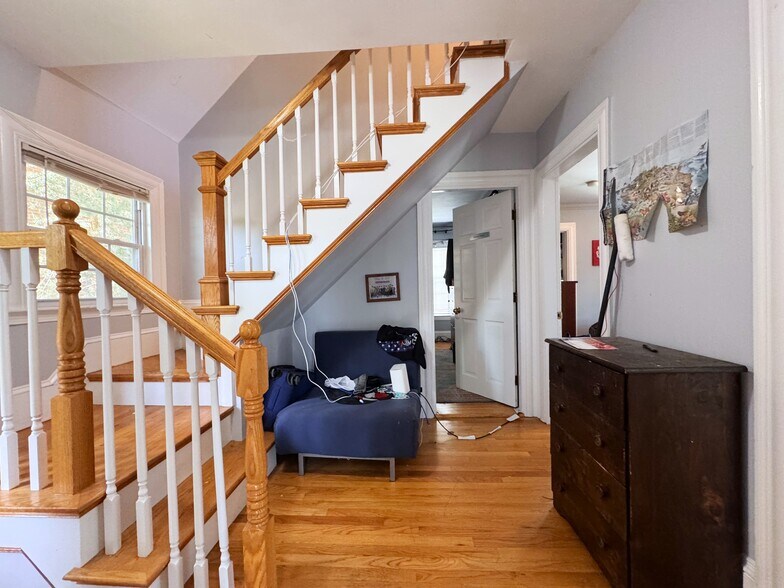 Building Photo - 34 Brentwood St