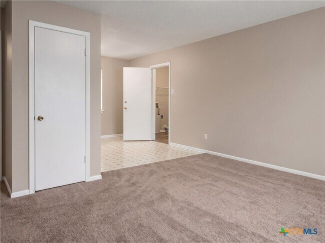 Building Photo - 705 Traci Dr