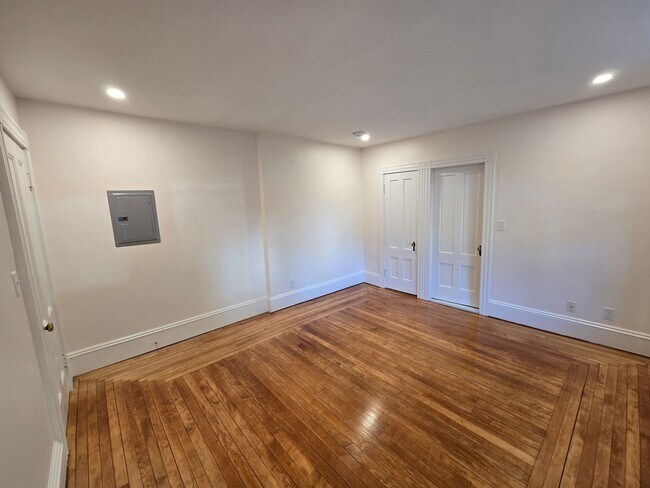 Building Photo - Live in this NEWLY updated 1 bed / 1 bath ...