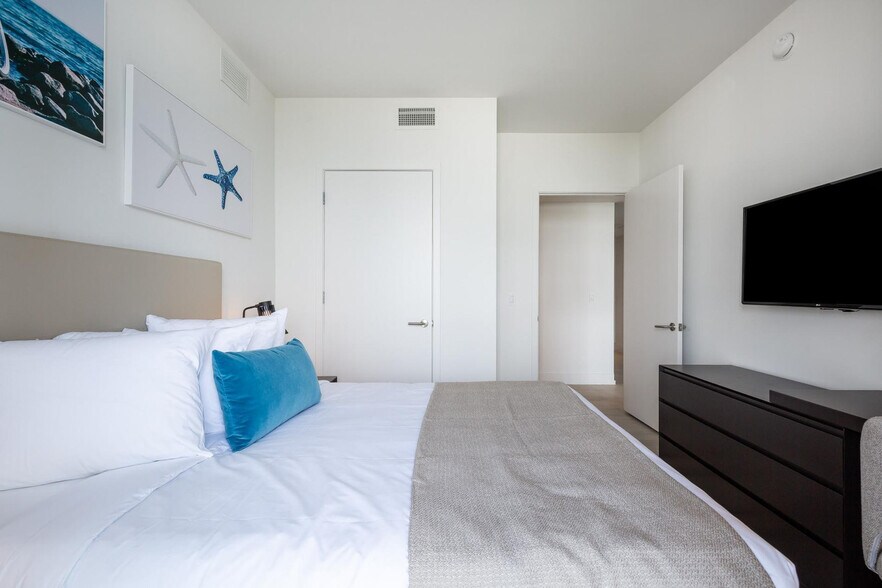 Building Photo - 2723 Hallandale Beach Blvd