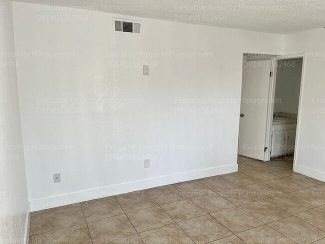 Building Photo - 2-bedroom/ 1.5- bathroom townhome. *Move I...