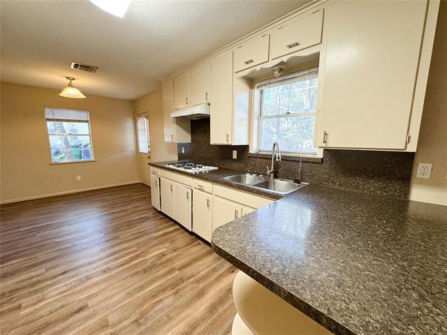 Building Photo - 302 Bowles Ct