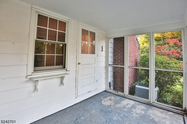 Building Photo - 184 W Glen Ave