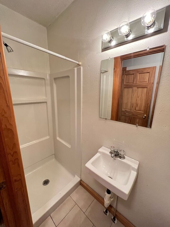 Building Photo - Spacious 3bd/2ba - AVAILABLE NOVEMBER!
