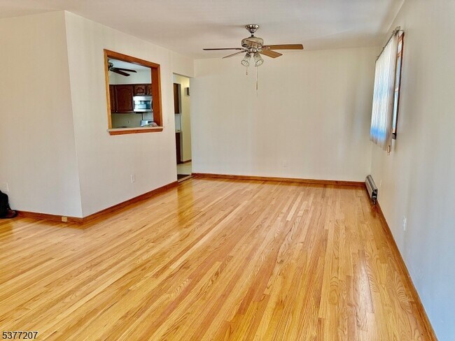 Building Photo - 49 Howell Pl