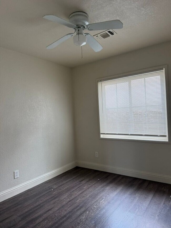 Building Photo - Desirable 3-bedroom 1 bath House