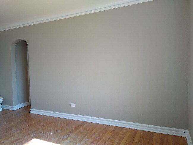 Building Photo - Charming Large 1 Bedroom in the Heart of the City