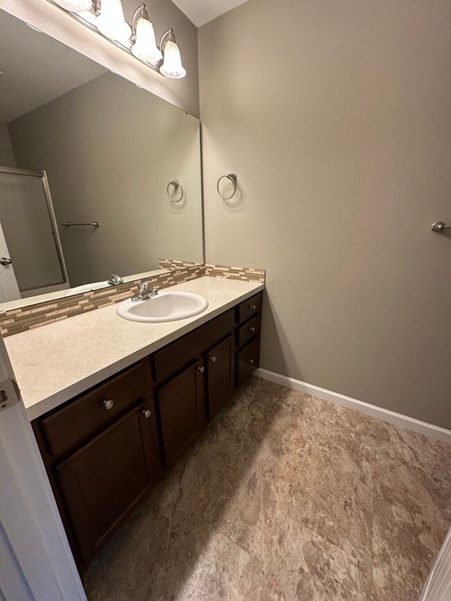 Building Photo - Very Nice & Clean 3 Bedroom 2 1/2 Bath 2 S...