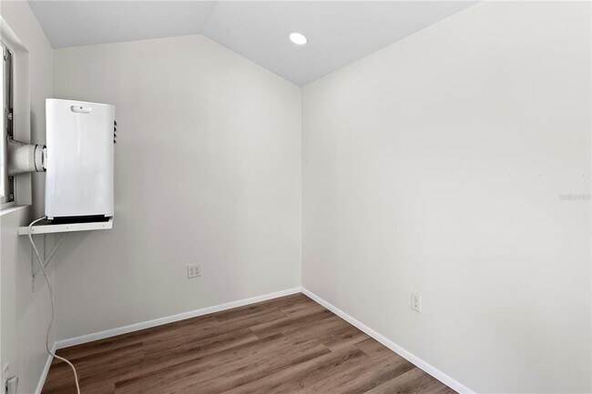 Building Photo - 1175 Highland Ct N