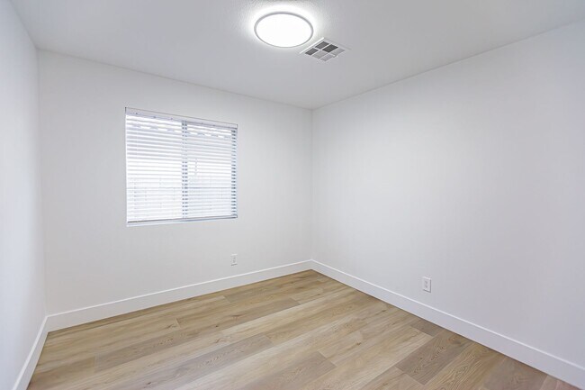 Building Photo - Stunning 3-bedroom One Story Home