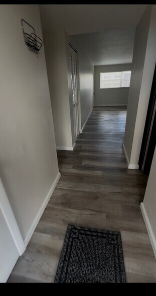 Building Photo - 220 SW 9th Ave