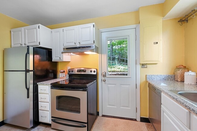 Building Photo - 3 Bed 1.5 Bath - Takoma Park Cottage - Mov...