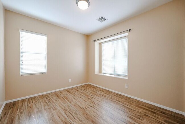 Building Photo - BEAUTIFUL 4 BEDROOM, 2.5 BATH WITH A POOL IN THE HEART OF GILBERT