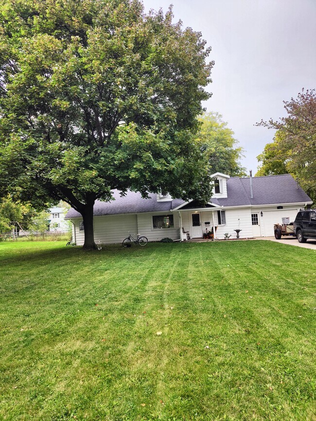 Building Photo - 721 E Emerson St