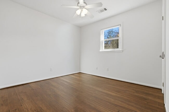 Building Photo - Spacious 3BR Home Close to Post, Schools & Shopping