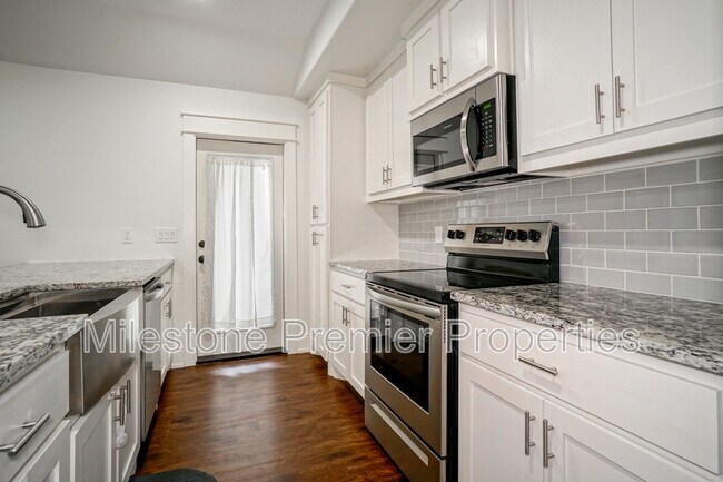 Building Photo - 423 W Walker St