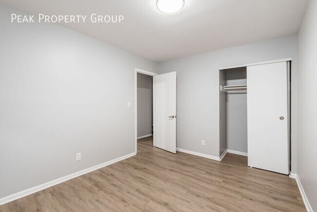 Building Photo - 558 Riverview Dr