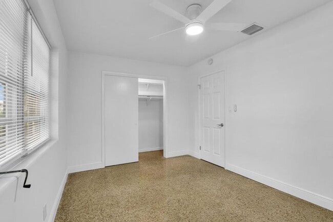 Building Photo - 702 Sunset Dr