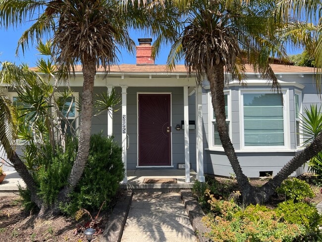 Building Photo - 3 Bedroom Midtown Ventura 1938 Charmer!