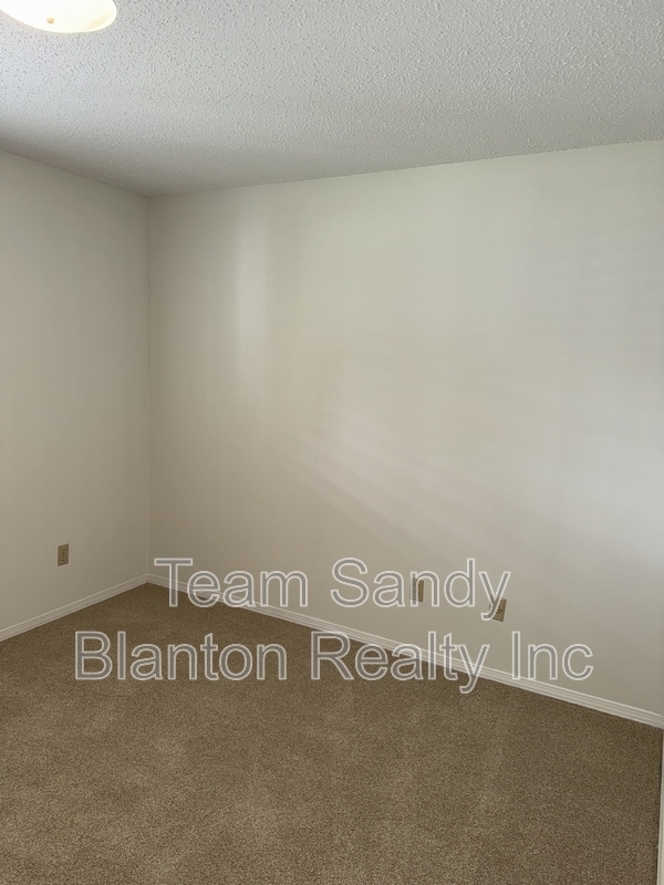 Building Photo - 1500 E Johnson Ave