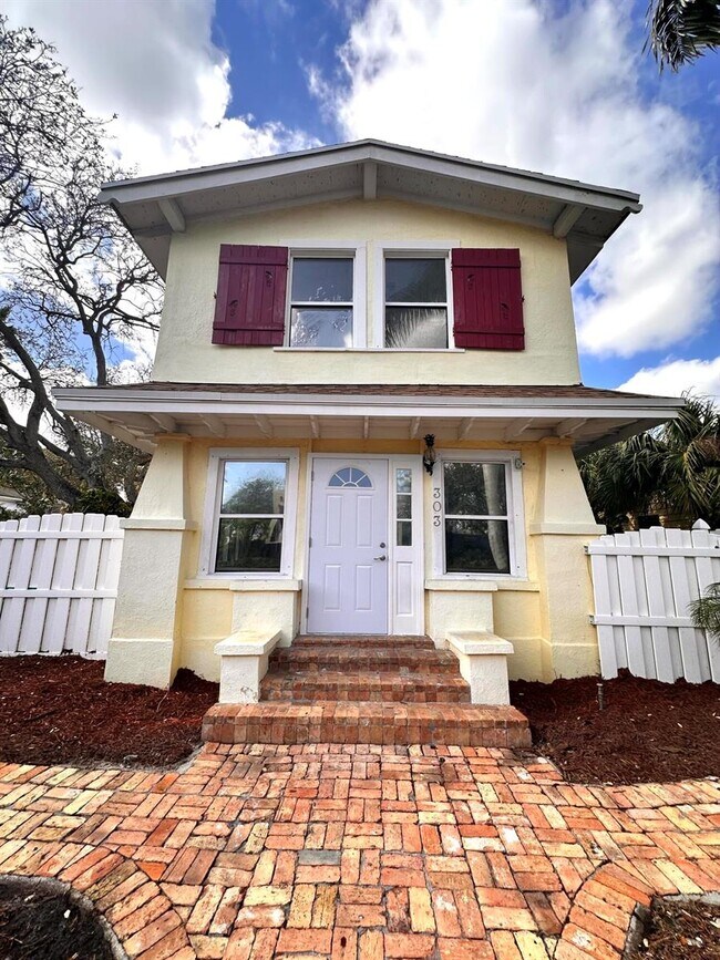 Primary Photo - 303 N Lakeside Dr