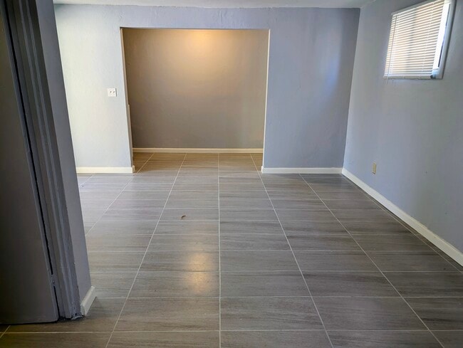 Building Photo - 2432 E Eastland St