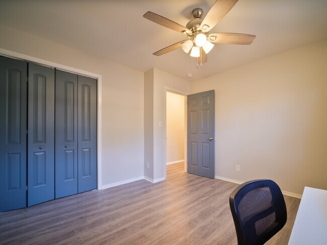 Building Photo - "Charming 2-Bedroom Retreat with Granite Elegance on Thornton Road!"