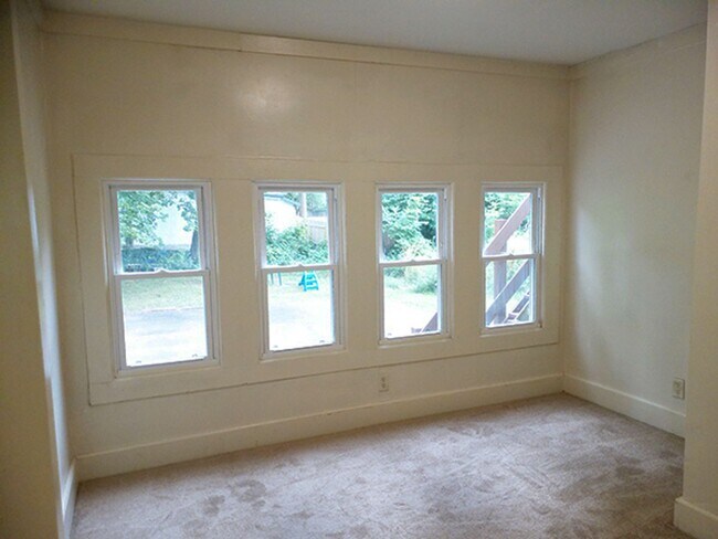 Building Photo - AVAILABLE 8/1/26 - Bright and Spacious One...
