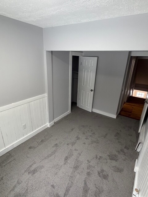 Building Photo - 122 River Rd