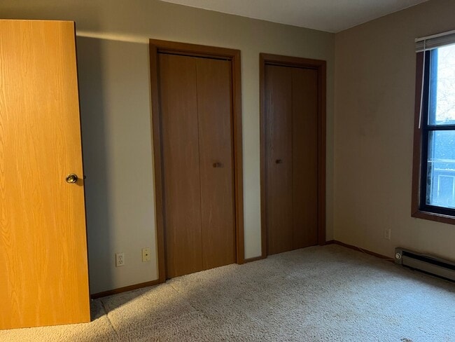 Building Photo - 2-bedroom & 1-bath Apartment + Garage in Hudson WI