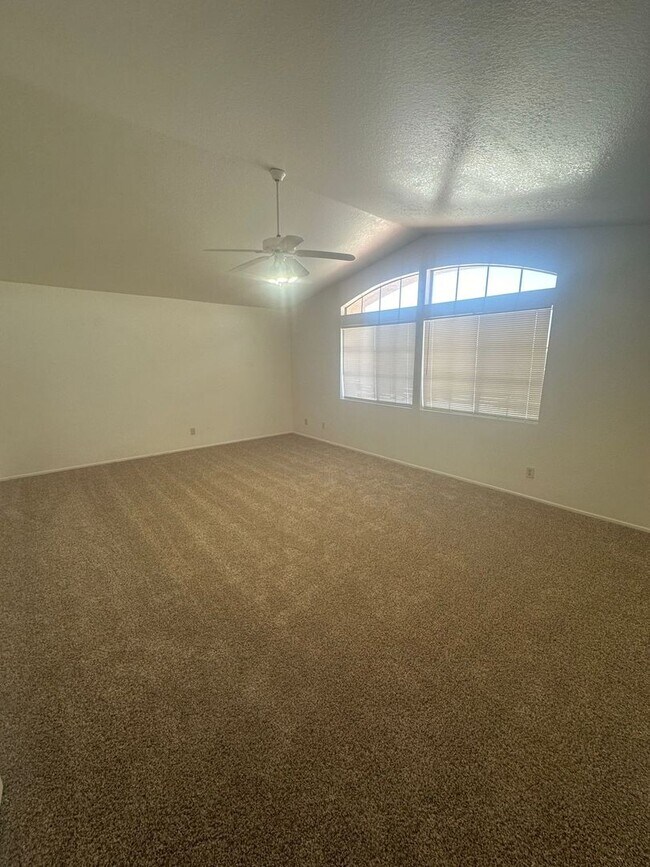 Building Photo - 5 BEDROOM, 2 STORY,SPACIOUS VICTORVILLE HOME! NEAR MALL!