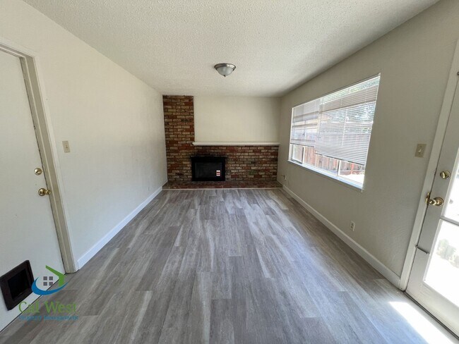 Building Photo - 10600 E Estates Dr