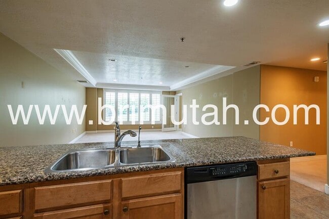 Building Photo - 3075 E Kennedy Dr