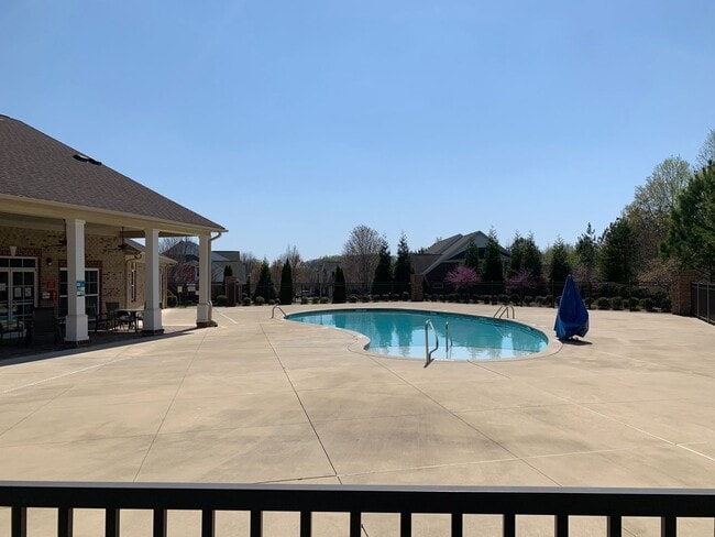 Building Photo - 3 Bedroom, 2 Bathroom One Level Townhome i...