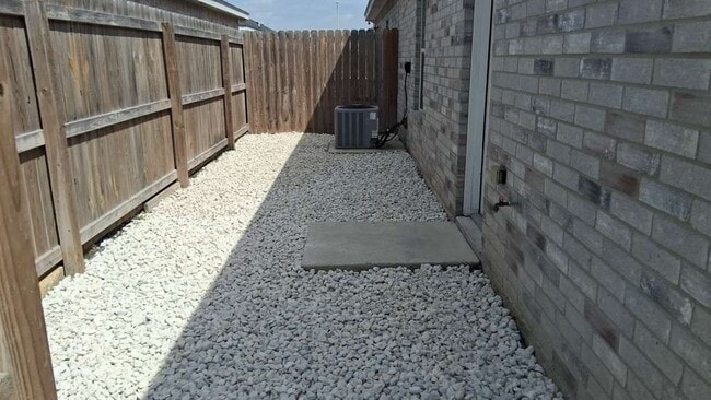 Building Photo - 904 W Mahala Ave