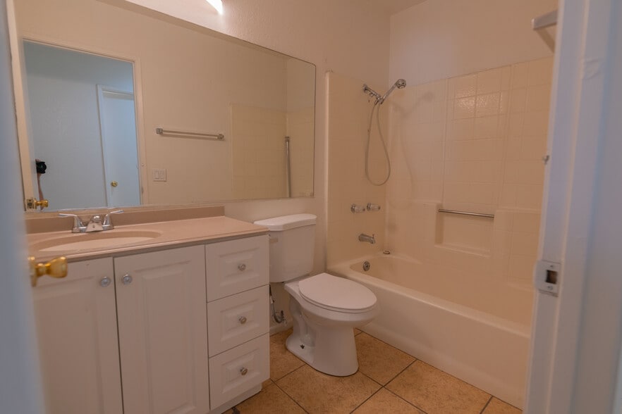Hall bath - 33425 Wishing Well Trl