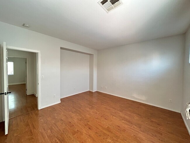Building Photo - Cozy Upgraded 3 Bedroom 2 Bathroom Home in...