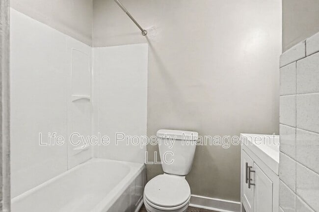 Building Photo - 507 Eastern Ave NE