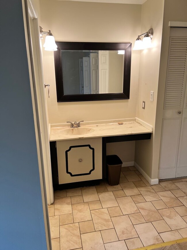 Building Photo - Recently updated Berkshire Estates Condo