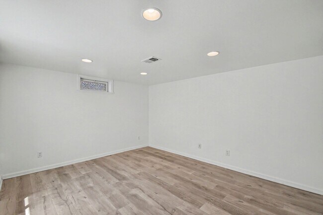 Building Photo - Updated 5 Bed House w/ Central AC & Fenced Backyard