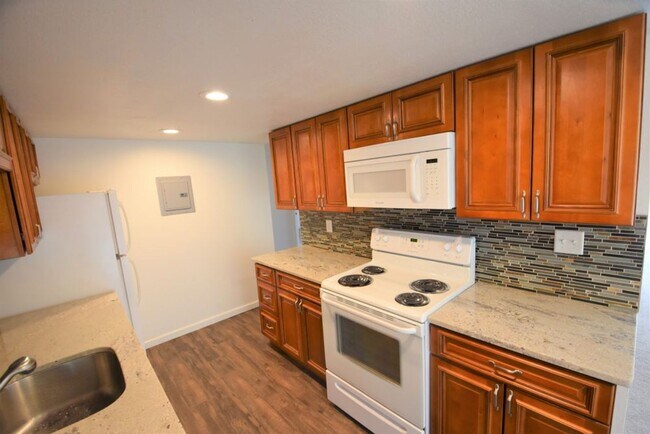 Building Photo - 2 Bedroom Condo Available at The Meadows