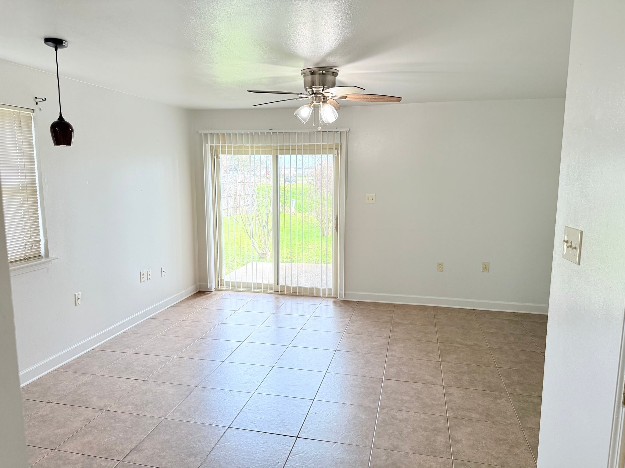 Building Photo - 3563 Kings Dr